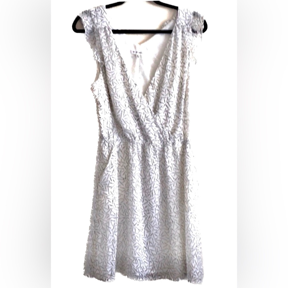 BCBGENERATION White w/ black abstract print dress